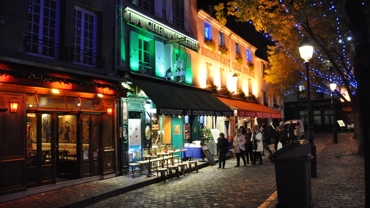 A Guide to Paris Nightlife for Solo Travelers