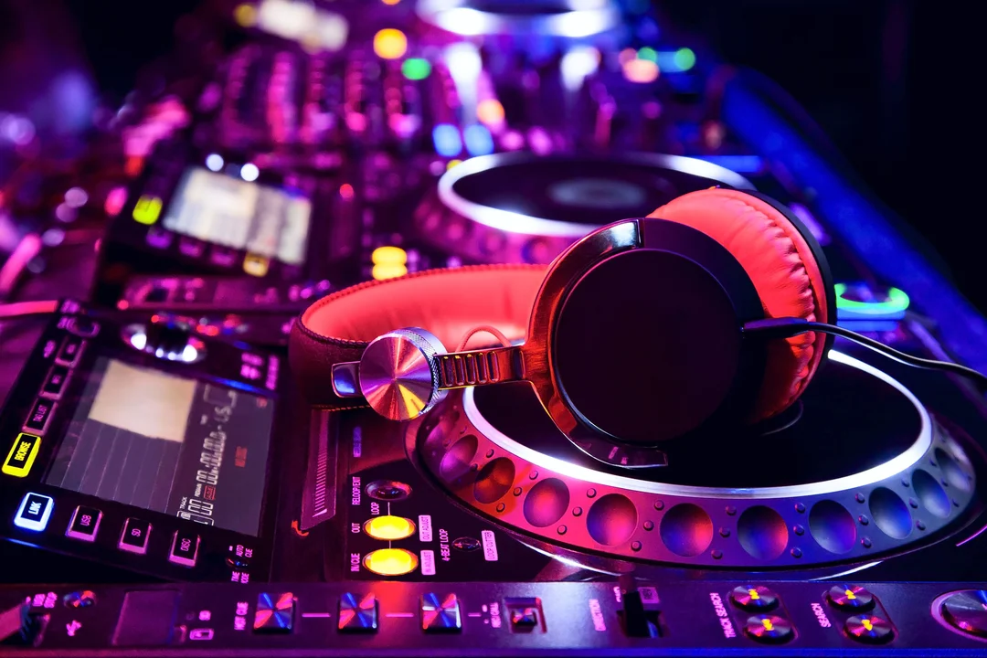 Nightlife in Dubai: The Best Spots for Live DJ Sets and Electronic Music
