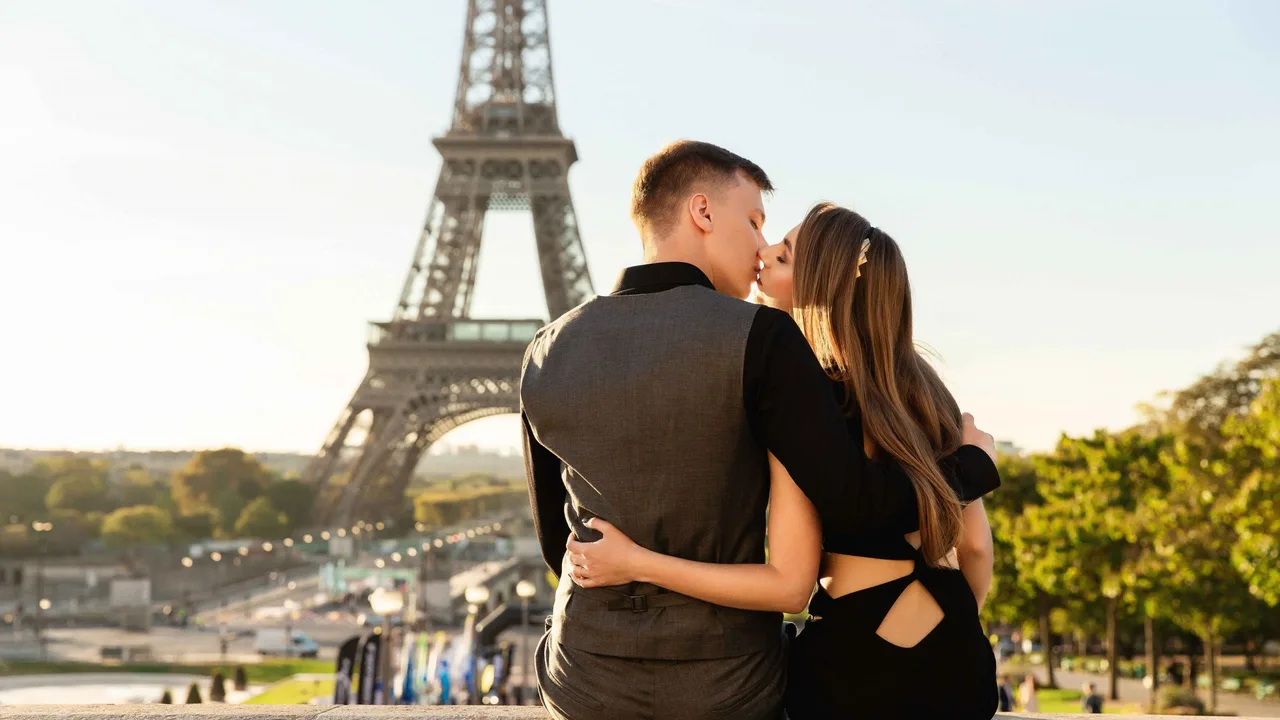 The Perfect Parisian Date Night: How to Plan an Unforgettable Evening with an Escort in Paris