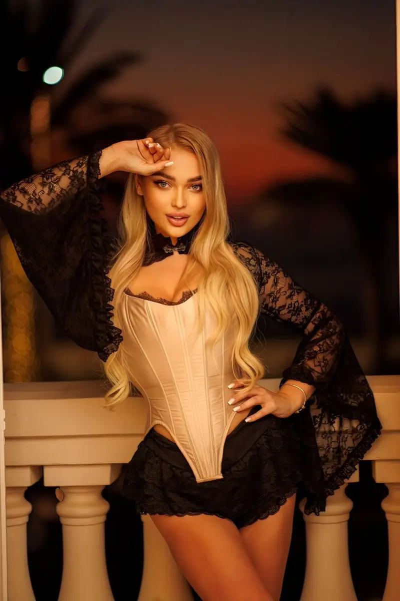 Blondie escort in Dubai